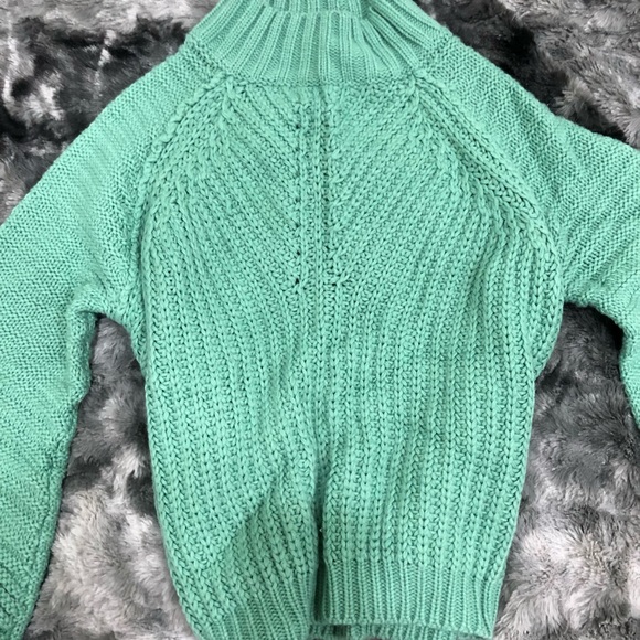 ❤️Knitted green / turtle neck, fluffy/bat wing sleeves❤️ - Picture 3 of 6